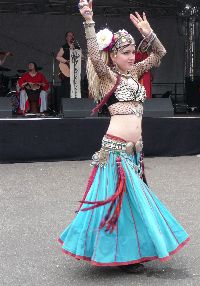 Bild von einer Tanzeinlage beim Auftritt der Galgenvögel - Klicken für Vollansicht